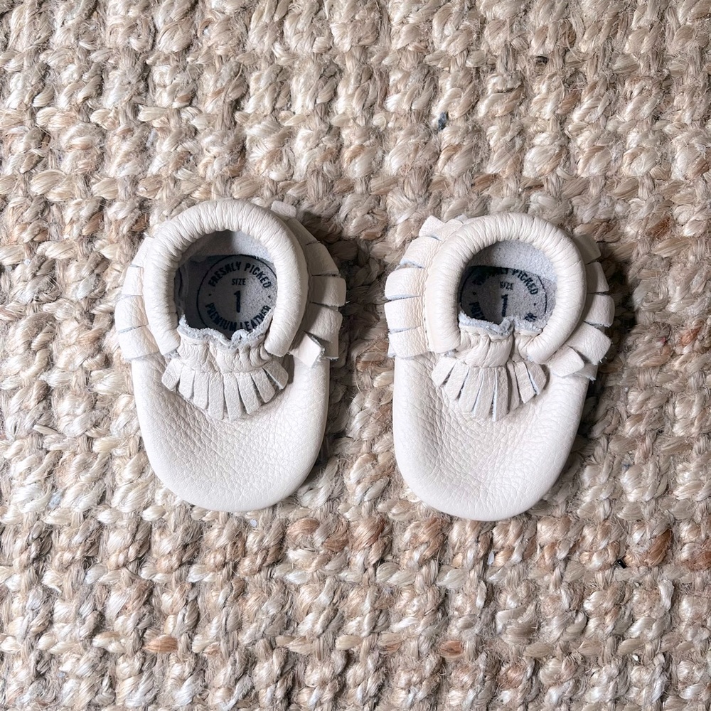 🤍 baby leather moccasins by Freshly Picked